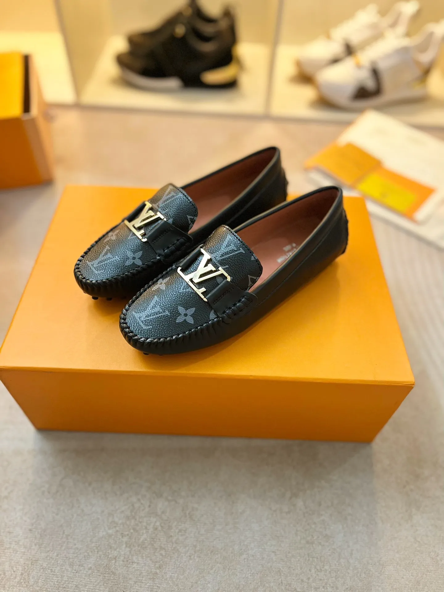 p460💰Couple model❤️🇫🇷 𝙇𝙤𝙪𝙞𝙨 𝙑𝙪𝙞𝙩𝙩𝙤𝙣 🇫🇷Louis Vuitton 2023 Classic𝓛𝓿 𝓣𝓻𝓪𝓲𝓷𝓮𝓻 Sports Series ➪➪➪¯ [Arizona Doudou Shoes Series] ▪️▪️▪️Arizona slip-on shoes are made of Monogram Eclipse canvas. Its hand-painted and dyed edges and hand-sewn uppers fully demonstrate Louis Vuitton's traditional shoemaking craftsmanship. This slip-on shoe is very lightweight. The integrated tongue and upper make it particularly comfortable and flexible. The soft outsole is equipped with rubber padding. Decorated with matching sash. Detailed features: ☑️Monogram Eclipse canvas ☑️Black Eclipse pattern ☑️Hand-painted shoe edges ☑️Hand-sewn uppers (each pair takes time to process) ☑️Integrated tongue and upper construction ☑️Outsole equipped with rubber lining ☑️size: 35_46